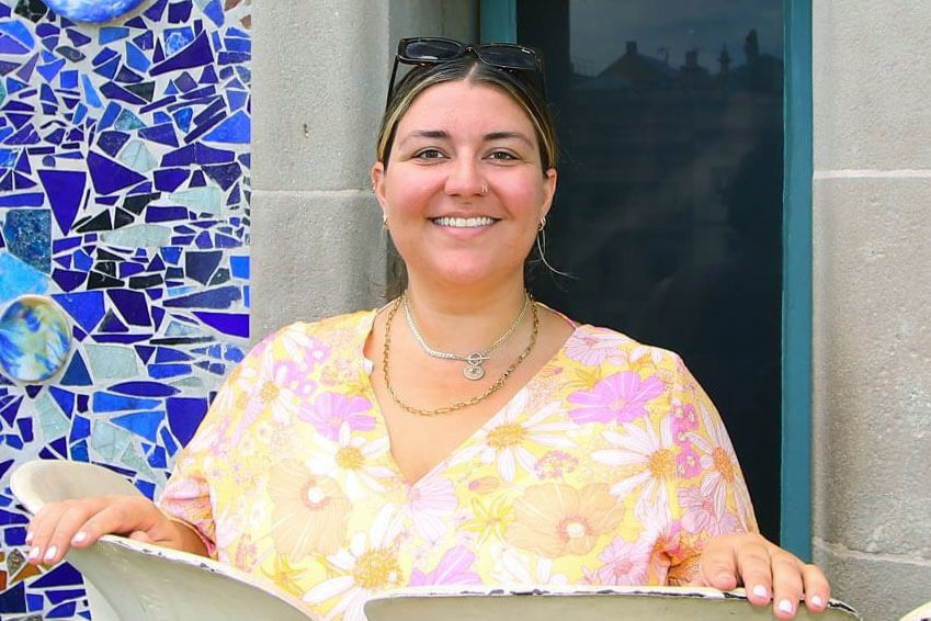 Steiger in front of a mosaic wall in Spain